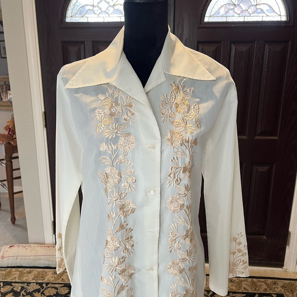 Elegant Cream Blouse with Floral Embroidery
Tailor made in Thailand.